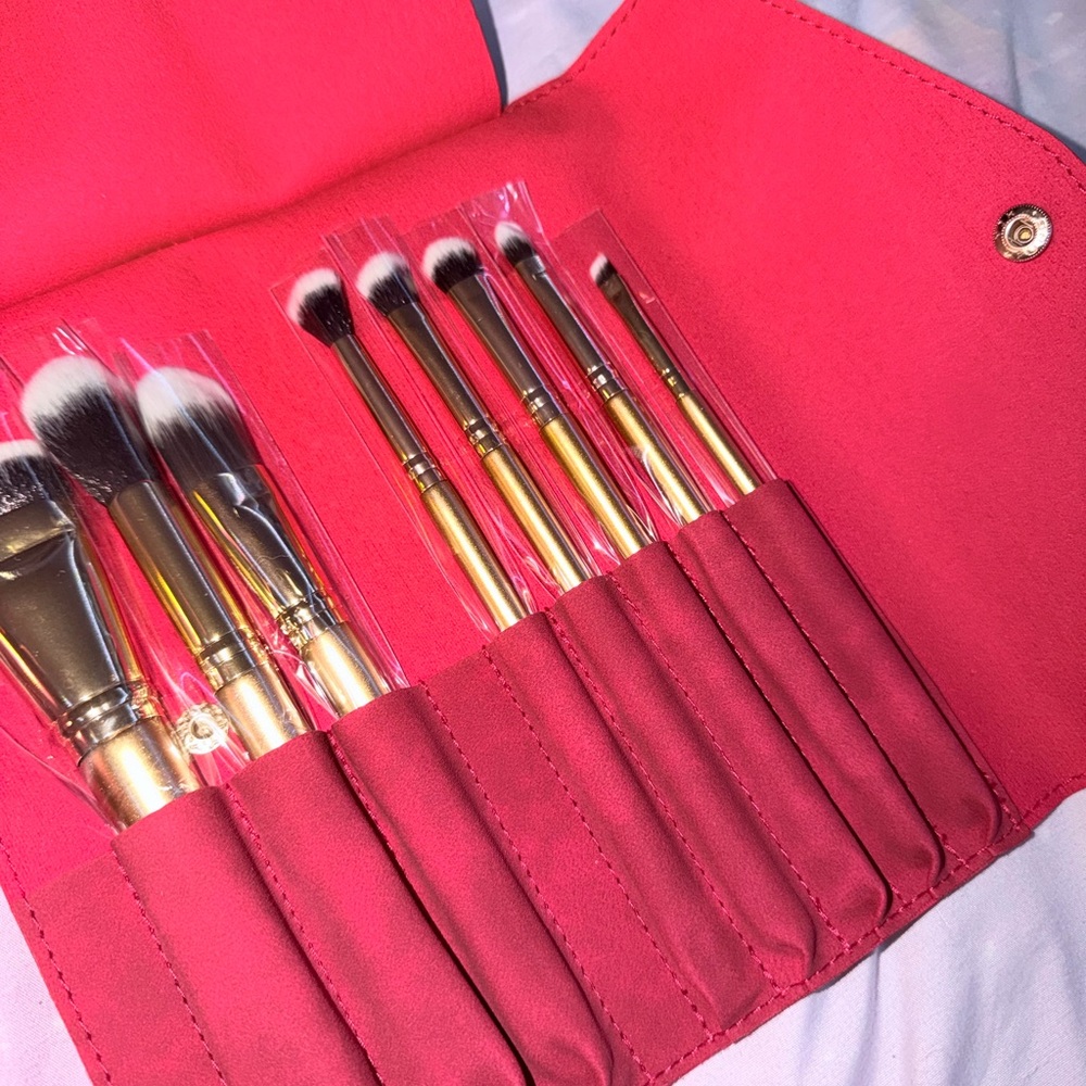 Red Makeup Brush Set W Case (Brand NEW) No tag but still in original packaging!